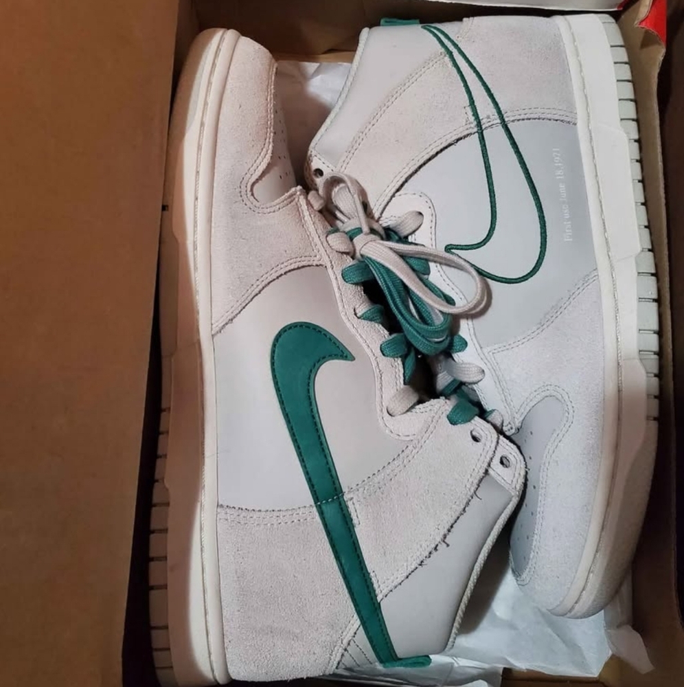 Nike High-Top Sneakers in White and Teal ( NIKE DUNK HI SE )